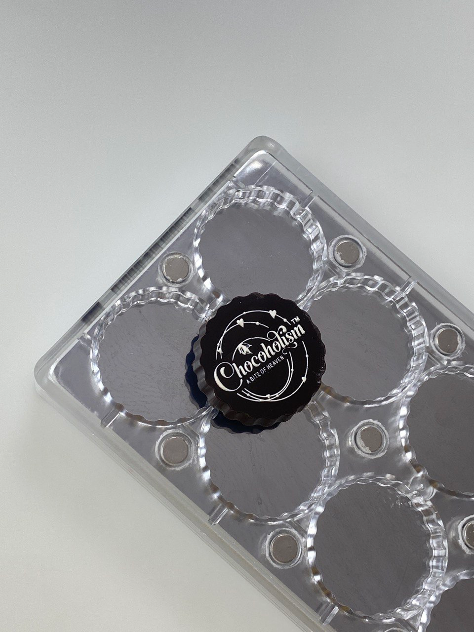 MMV 003 Large Round Magnetic Mould 50 MM + Logo Sheet Set