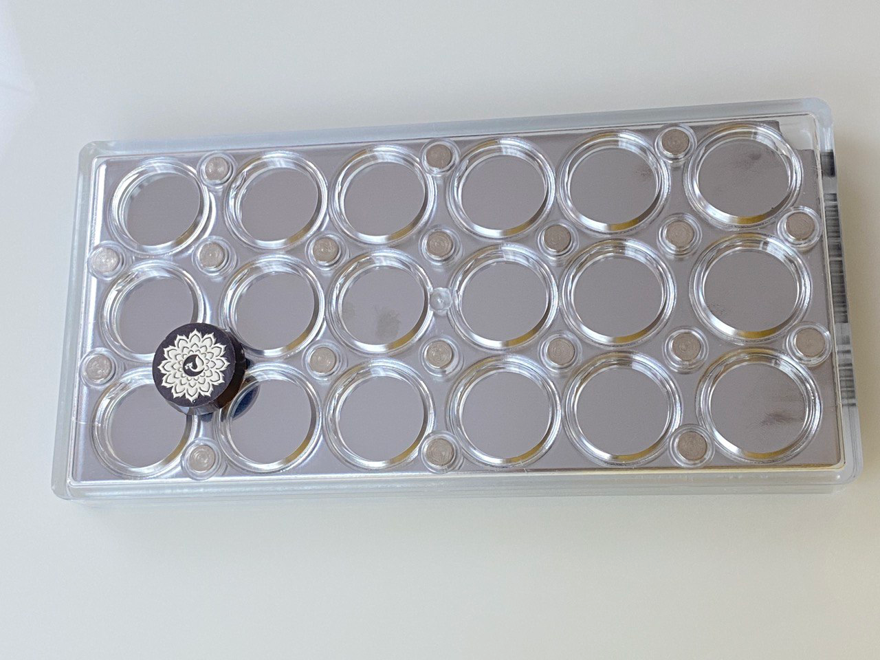 MMV 017 Round Magnetic Mould 36 x 27 MM + Logo Sheet Set